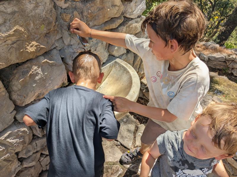 Wetting heads in a public fountain