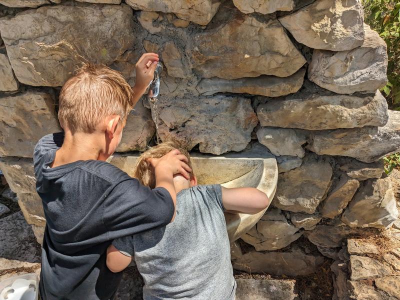 Wetting heads in a public fountain